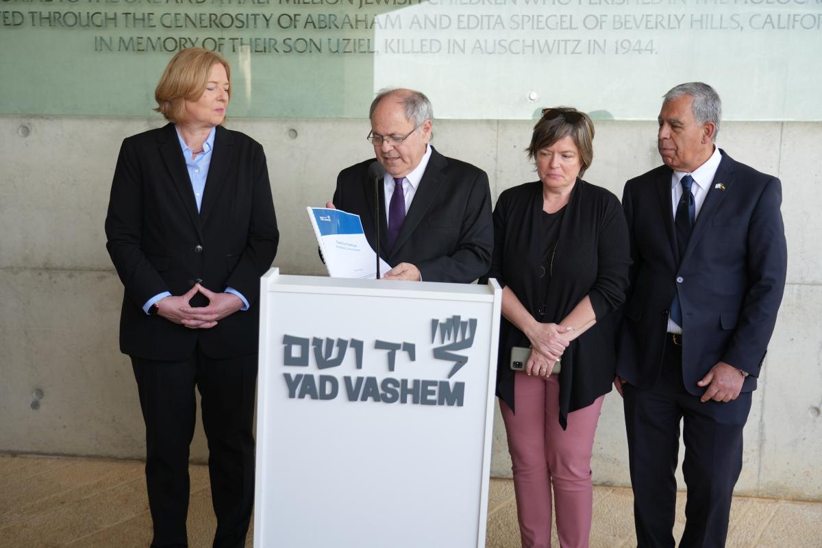 Der Vorstandsvorsitzende von Yad Vashem, Dani Dayan, stellt Bundestagspräsidentin Bas in Anwesenheit des Sprechers der Knesset, Mickey Levy, Recherchen über die Familie Nathan vor, die in den Archiven von Yad Vashem gefunden wurden